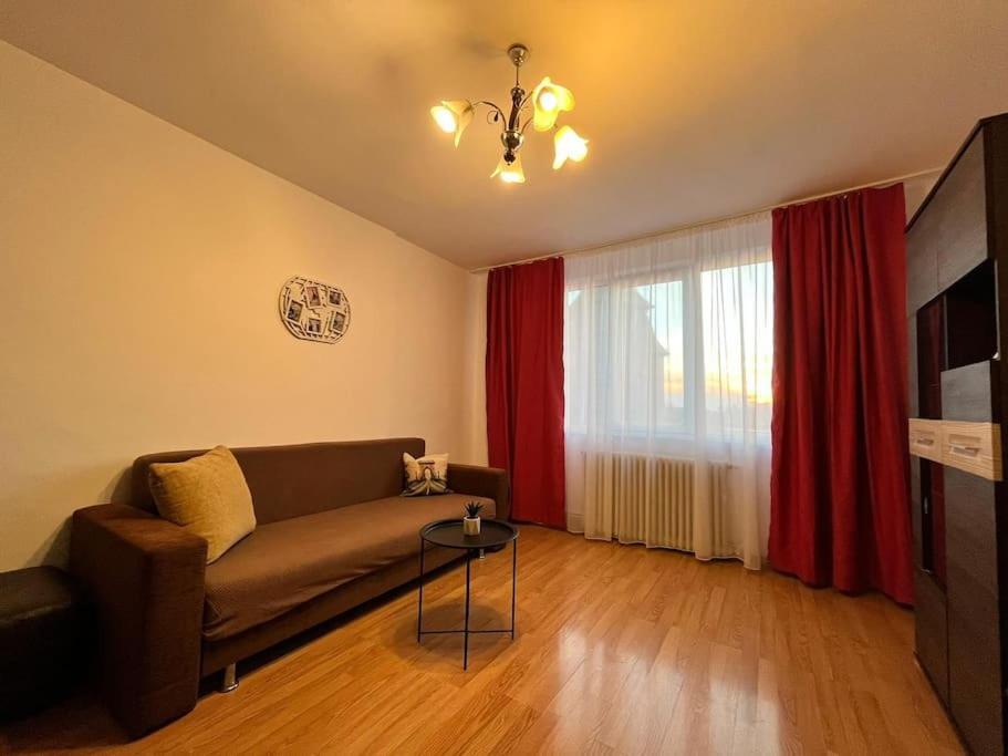 Joy Victoriei 7g-23